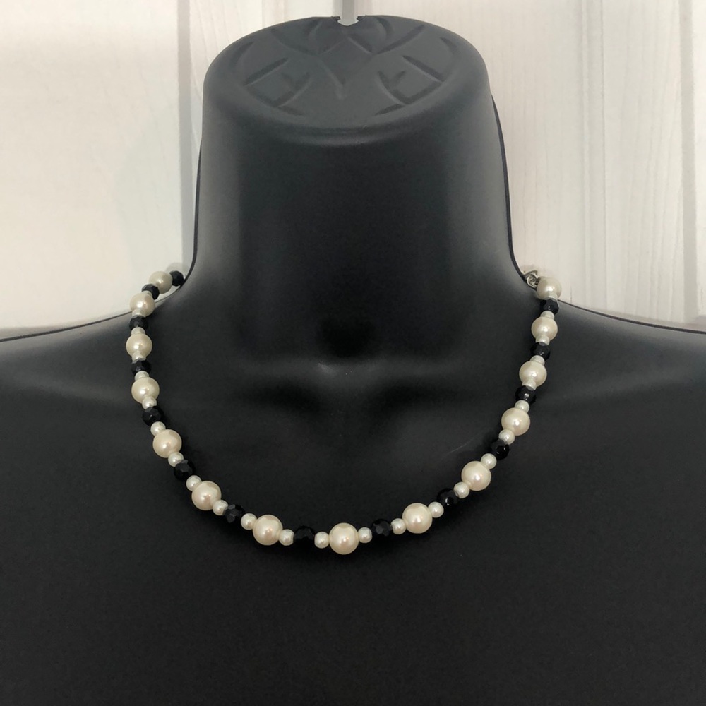 NWOT Black and white faux pearl necklace